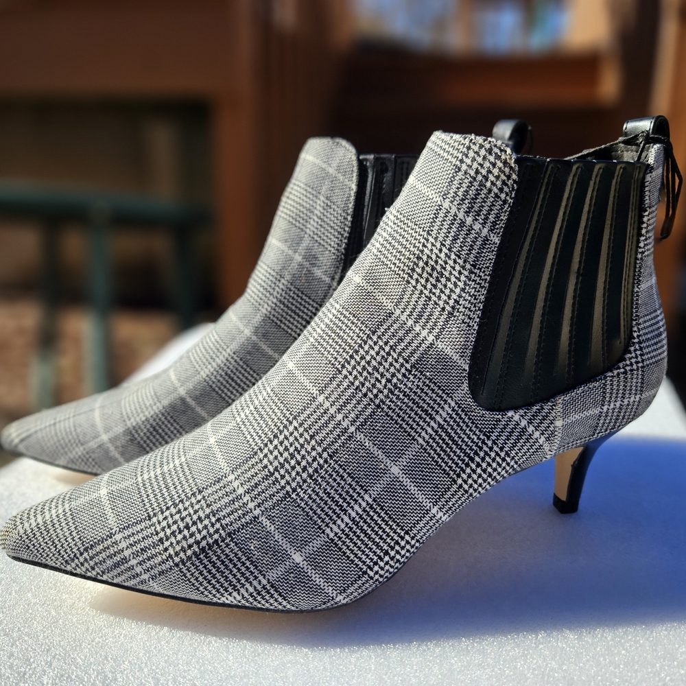New York & Company Black And White Houndstooth Plaid Booties